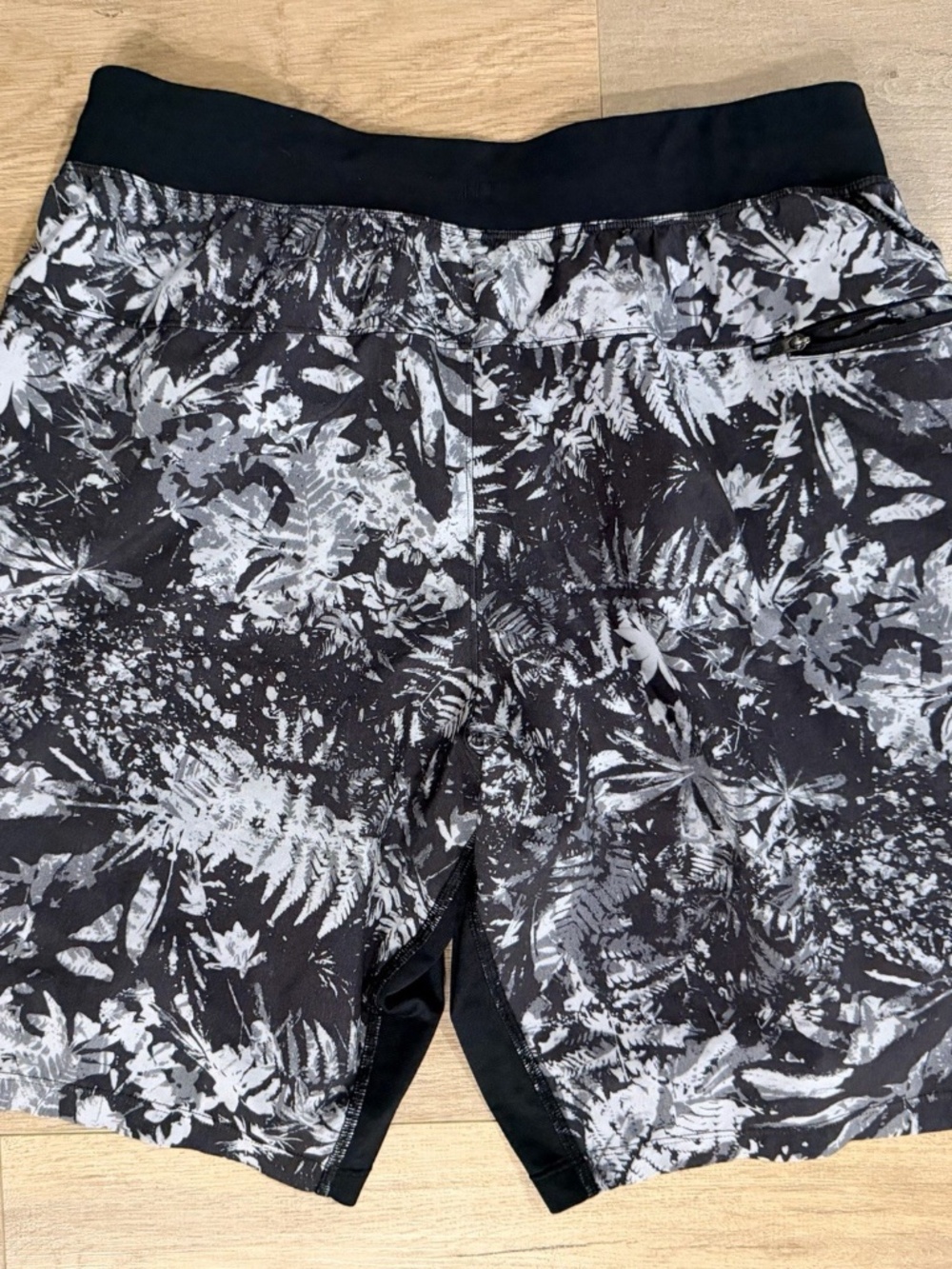 Lululemon Men's Shorts Pace Breaker Black Botanical Pattern Lined 9" Sz M